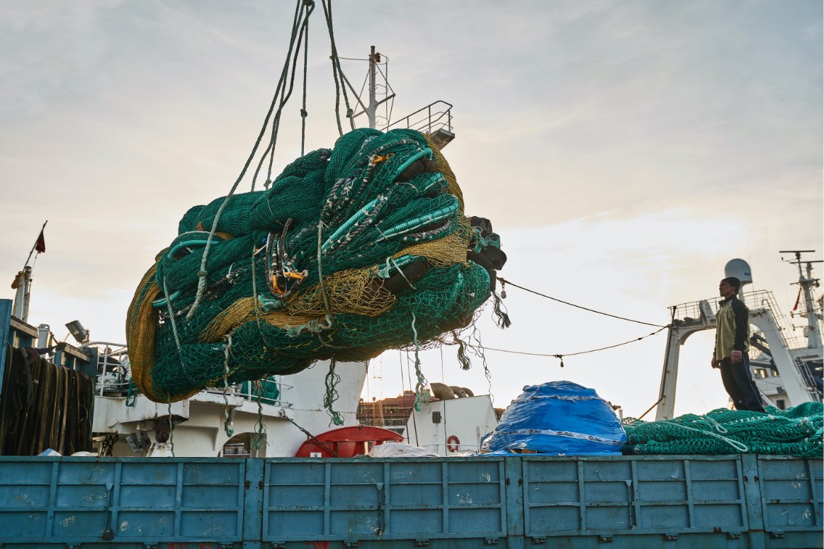 Aparejo Eurored Una grua carga un aparejo de pesca